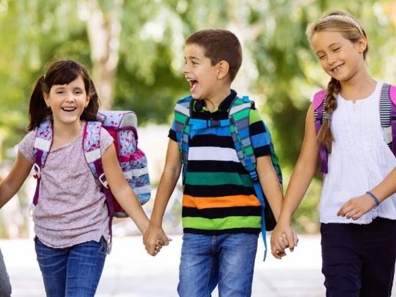 Eine Gruppe von Kindern auf dem Schulweg