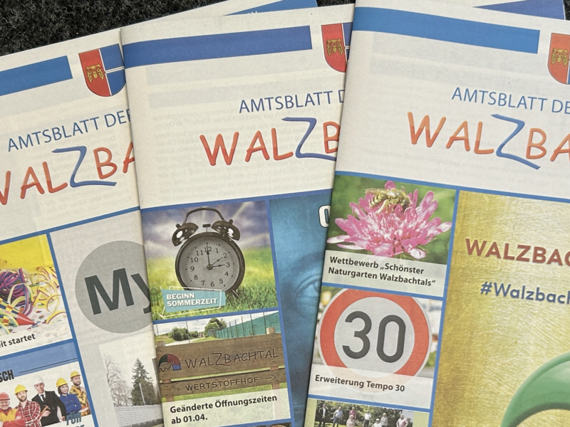 Drei gedruckte Amtsblätter der Gemeinde Walzbachtal aufgefächert nebeneinander