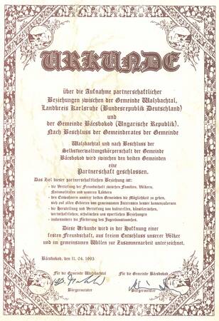 Urkunde Gemeindepartnerschaft, von den beiden Bürgermeistern unterschriebenes Dokument aus dem Jahr 1993