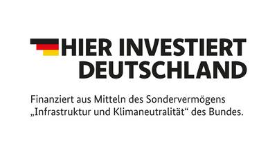 Das Bild zeigt den Text "HIER INVESTIERT DEUTSCHLAND", begleitet von einem schwarz-rot-goldenen Streifen und dem Hinweis, dass die Finanzierung aus Mitteln des Sondervermögens „Infrastruktur und Klimaneutralität“ des Bundes erfolgt.
