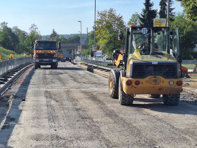 Baustellenfahrzeuge beim Abtragen der Asphaltdecke