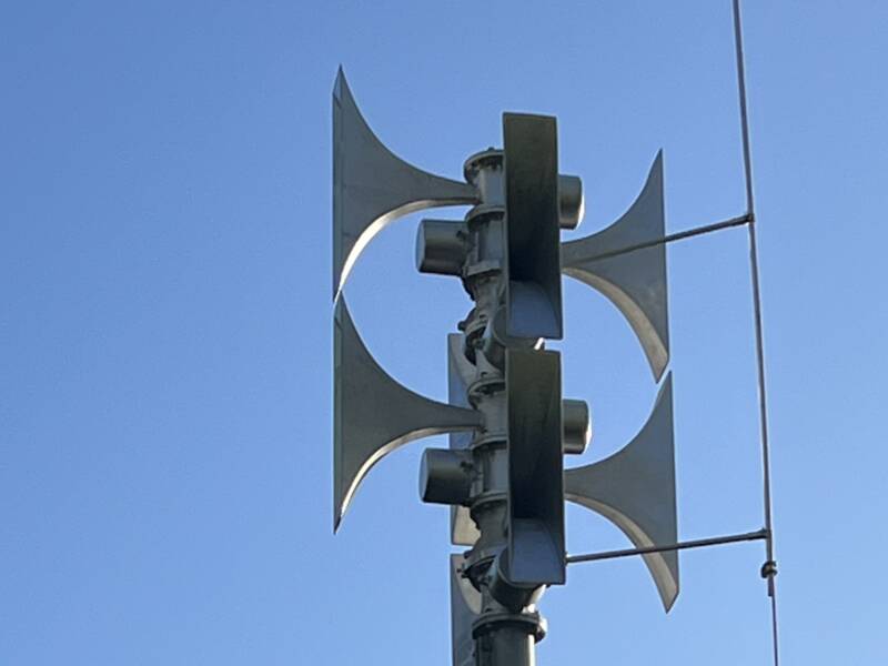 elektronische Sirenenanlage mit 8 Schalltrichtern an der Böhnlichhalle vor blauem Himmel