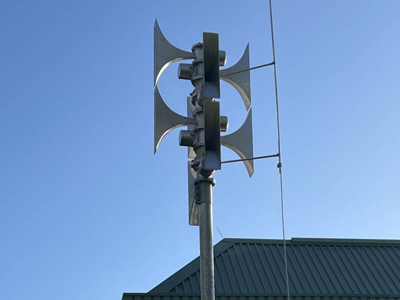 elektronische Sirenenanlage mit 8 Schalltrichtern an der Böhnlichhalle vor blauem Himmel