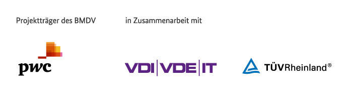 Das Bild zeigt die Logos von "pwc", "VDI VDE IT" und "TÜV Rheinland" mit der Überschrift "Projektträger des BMDV in Zusammenarbeit mit".