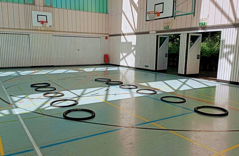 Turnhalle mit 11 Reifen auf dem Boden