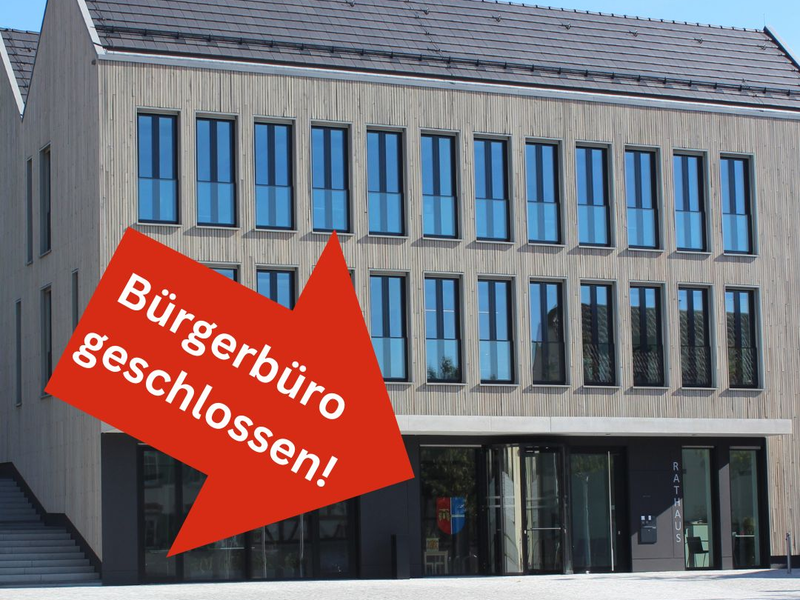 Rathaus Außenansicht mit blauem Himmel und rotem Hinweisschild