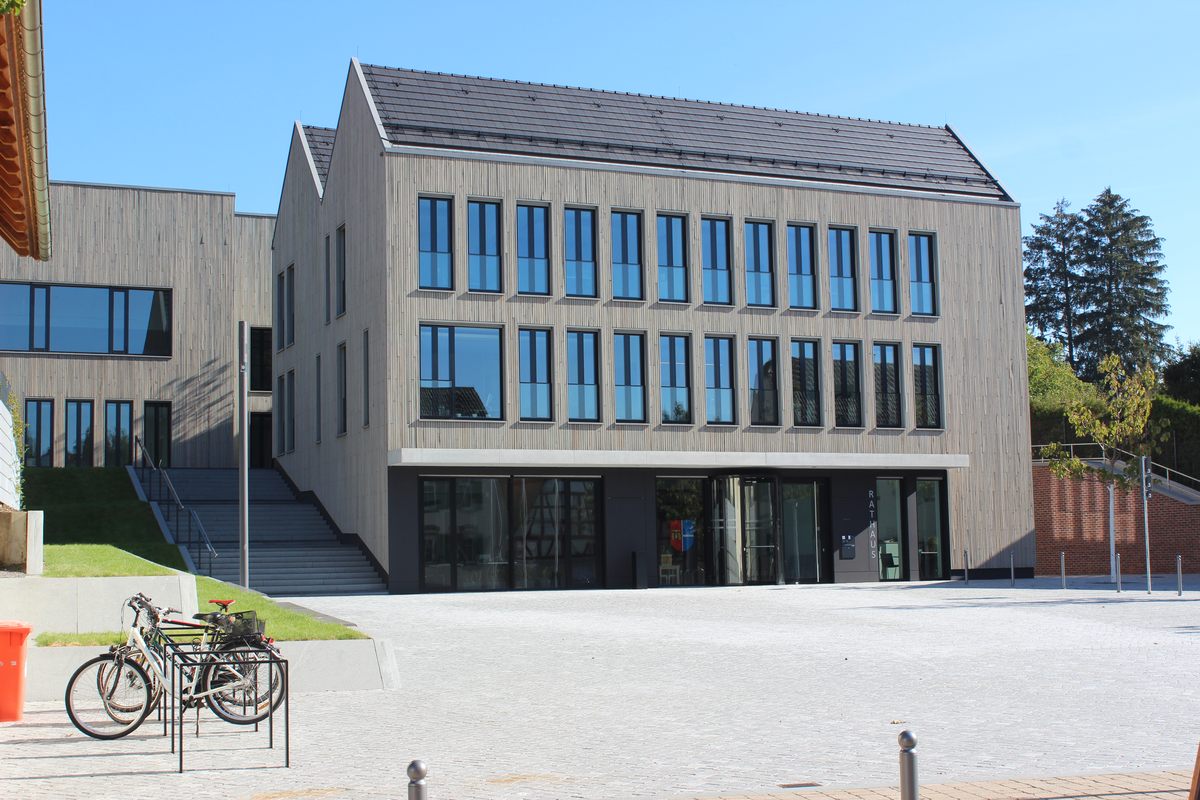Rathaus in Wössingen Außenansicht mit blauem Himmel und Fahrradständer