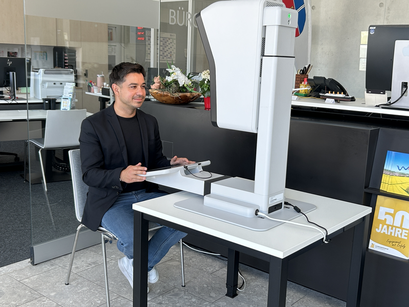 Bürgermeister Özcan benutzt das neue Aufnahmesystem PointID® Gerät