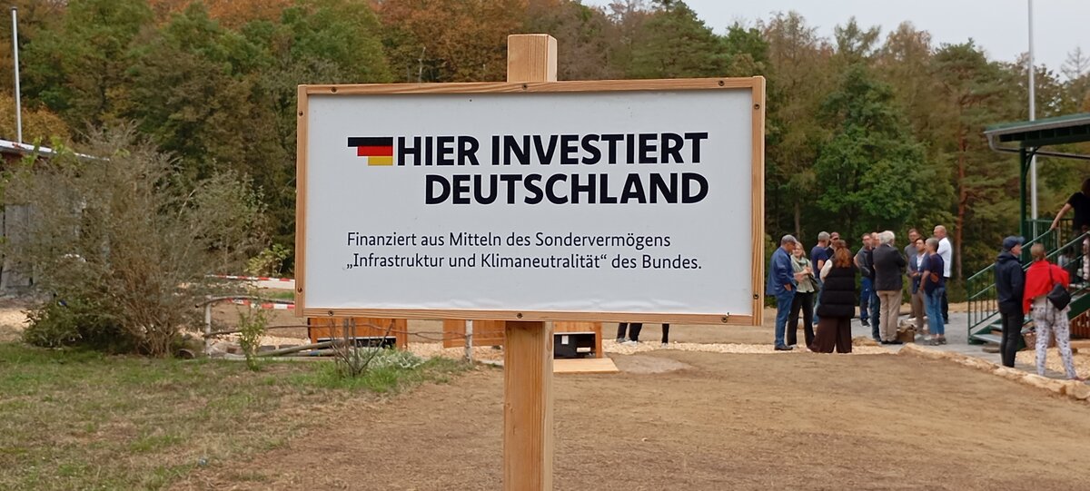 Schild mit Deutschlandflagge und Textinformation