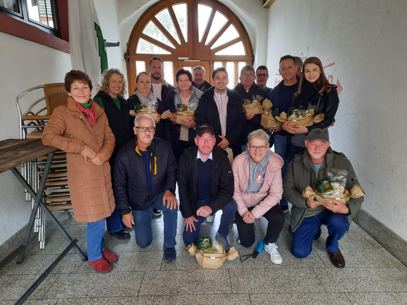 Gruppenbild in Hofeinfahrt