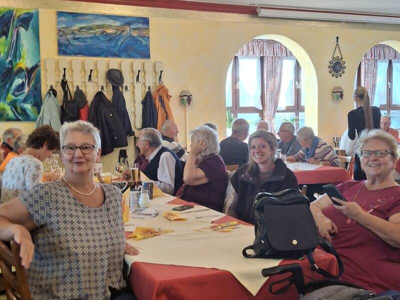 Senioren an Tischen im Restaurant