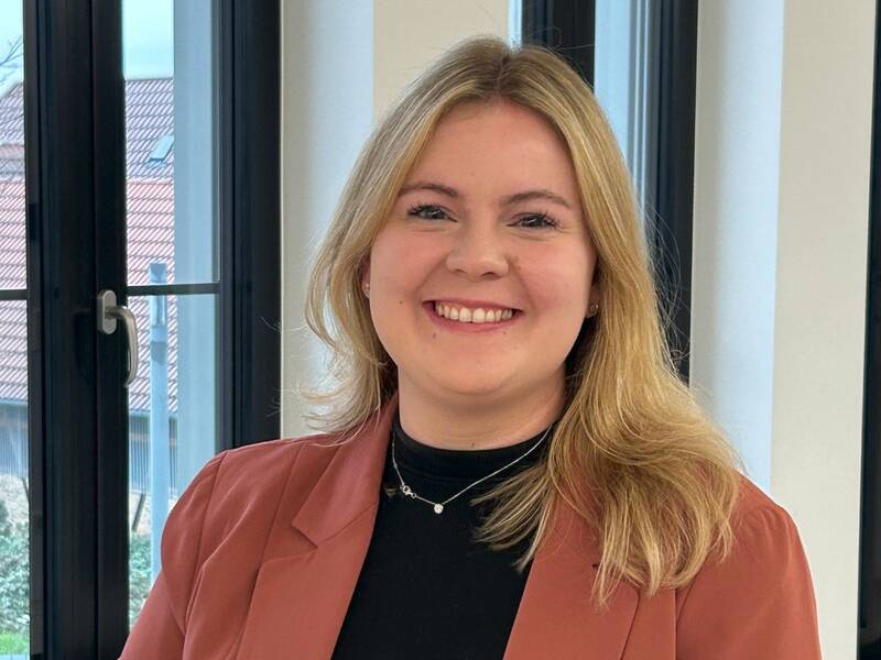 Portrait von Britta Burger vor fensterfront