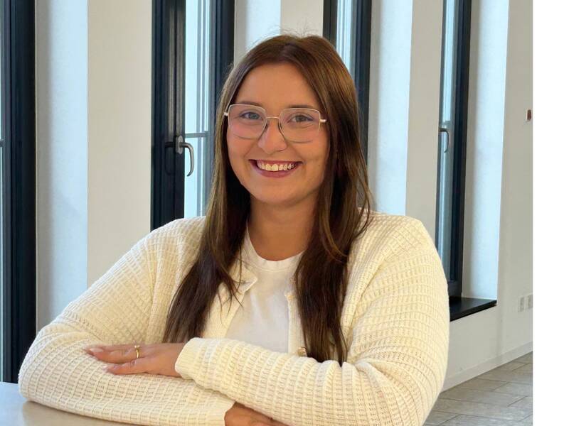 Portrait Frau Duvnjak vor Fensterfront