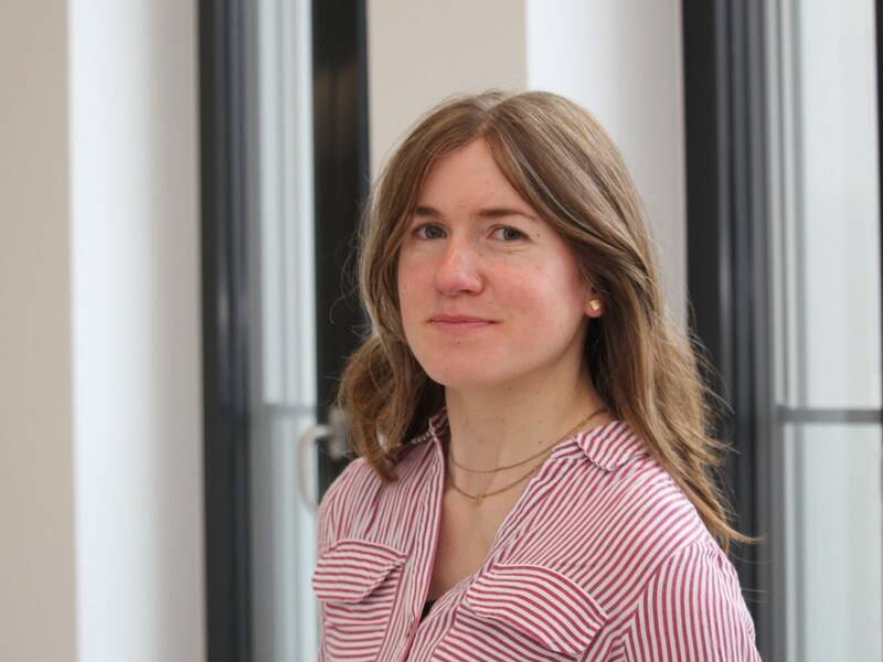 Portrait von Vasiliki Hettmann in gestreifter Bluse