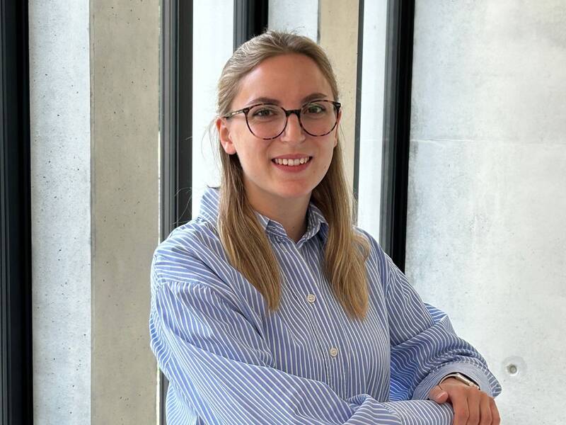 Portrait Frau Dettinger vor Fensterfront
