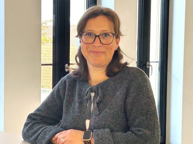 Portrait von Barbara Lobeck vor Fensterfront