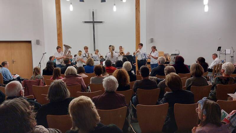 Gemeinschaftskonzert in der Aussegnungshalle. Es sind Musiker sowie Publikum zu sehen