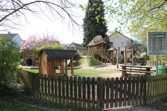 Spielplatz Kohlplattenstraße mit verschiedenen Spielgeräten und einem Zaun darum