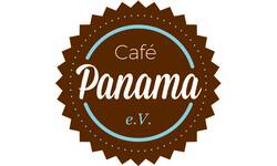 Das Bild zeigt ein rundes braunes Logo mit weißen und blauen Akzenten, auf dem "Café Panama e.V." steht.