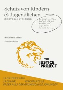 Ein Poster kündigt eine Infoveranstaltung mit dem Titel "Schutz von Kindern & Jugendlichen" an, organisiert von "The Justice Project", mit einem stilisierten Löwenkopf und Informationen zum Datum und Veranstaltungsort.