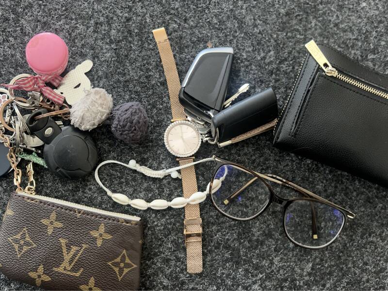 verschiede Fundsachen auf einem Blick, unter anderem ein Schlüsselbund, eine Uhr, eine Muschelkette, eine Brille und ein Geldbeutel