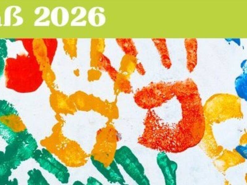 Das Bild zeigt mehrere bunte Handabdrücke auf weißem Hintergrund, mit dem Text "Ferienspaß 2026" in einem grünen Band am oberen Rand.