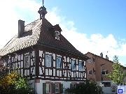 Altes Wössinger Rathaus vor blauem Himmel
