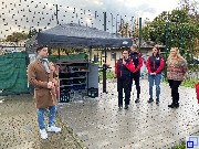 Bürgermeister Özcan, Frau Prümm-Zimmer und drei Mitglieder vom TSV stehen vor geöffneter Sportbox