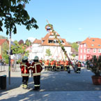 Maibaumstellen auf dem Kirchplatz