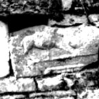 schwarz-weiß Bild von der Mauer mit dem Reiter ohne Kopf