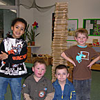 Kinder vor selbstgebautem Turm