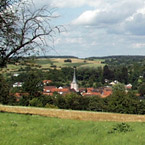 Blick vom Kirchberg auf das typische zertalte Hügelland der Bruchsaler Randhügel mit der Kirche St. Martin im Ortsteil Jöhlingen.