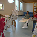 Kinder mit Zeitungen